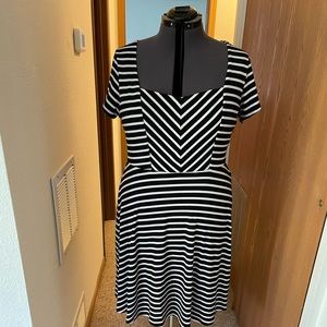 Torrid black and white fit and flair dress size 2 (18/20)